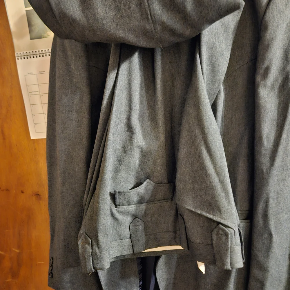 Sophisticated Men's Gray Blazer